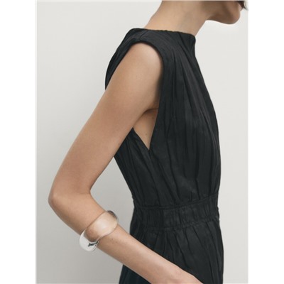 Vestido negro plisado