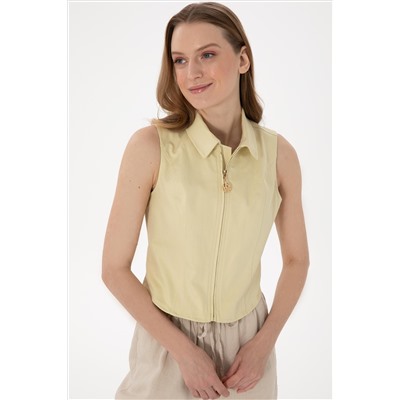 Женщина Open Khaki с коротки