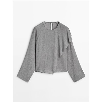 Blusa con algodón detalle volante