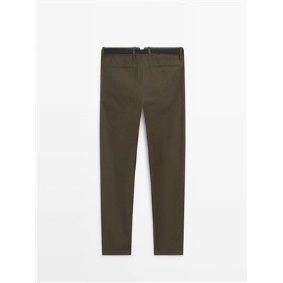 Pantalón chino cinturón relaxed fit