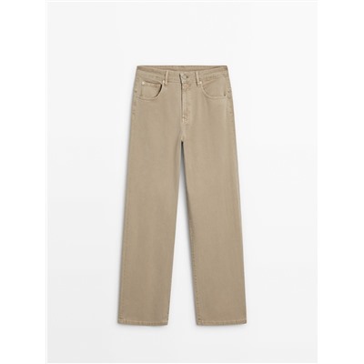 Pantalón tejanero tiro medio relaxed fit