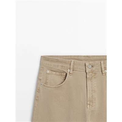 Pantalón tejanero tiro medio relaxed fit