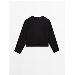Blusa negra cuello pico