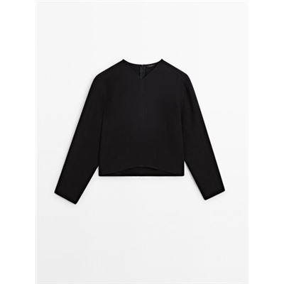 Blusa negra cuello pico