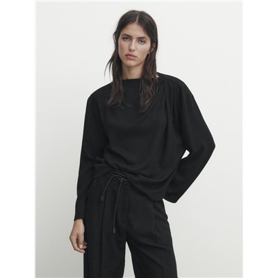 Blusa manga larga detalle hombro drapeado