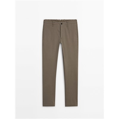Pantalón chino microestructura slim fit