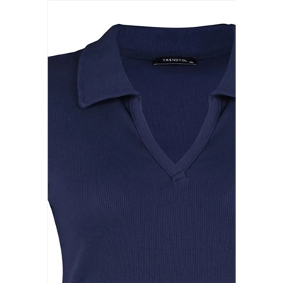 ВМС Blue Polo Yaka, сидящий на теле изношенном блузке TBBSS22BZ0750