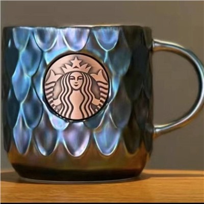 Starbuck*s, кружка с необычным принтом рыбьей чешуи в красивом изумрудном цвете. С учетом новогодних каникул в Китае, подарки к 14,23 февраля, да и к 8 марта можно закупать уже сейчас)