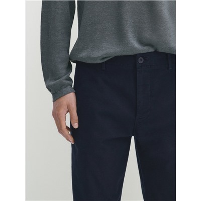 Pantalón chino microsarga tapered fit