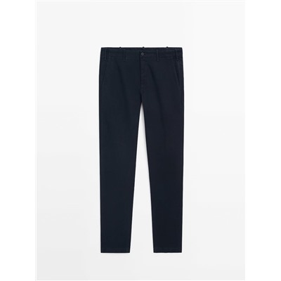 Pantalón chino microsarga tapered fit