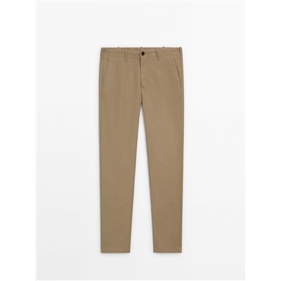 Pantalón chino microsarga tapered fit