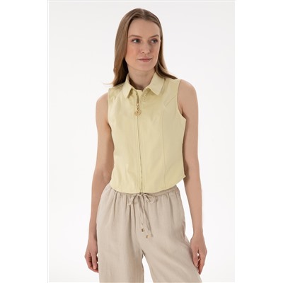 Женщина Open Khaki с коротки