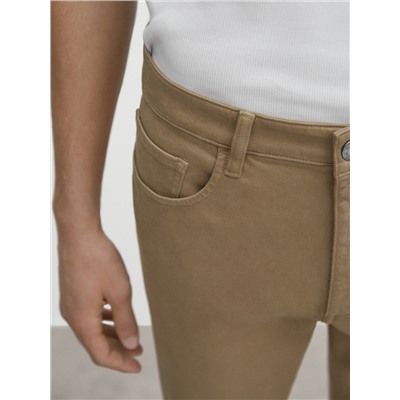 Pantalón tejanero sarga tapered fit