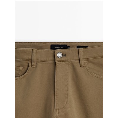 Pantalón tejanero sarga tapered fit