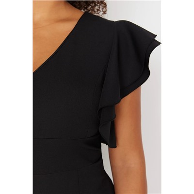 Черное v -neck, сидящее на теле с ткаными руками рюша