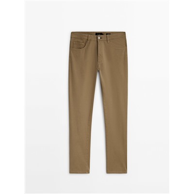 Pantalón tejanero sarga tapered fit