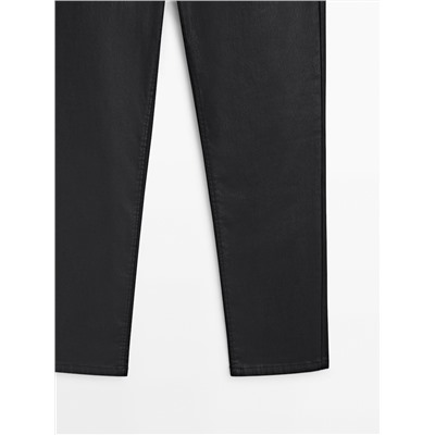 Pantalón coated tiro alto corte recto