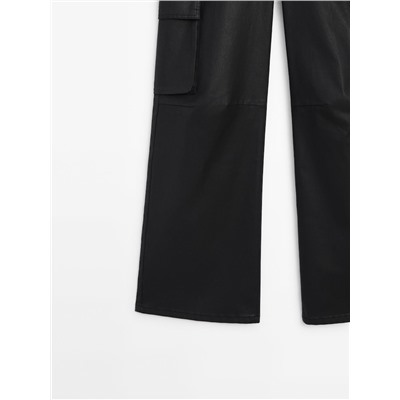 Pantalón cargo encerado
