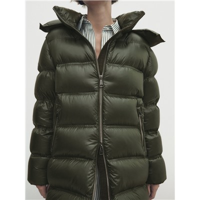 Chaqueta larga relleno plumón y plumas capucha contraste