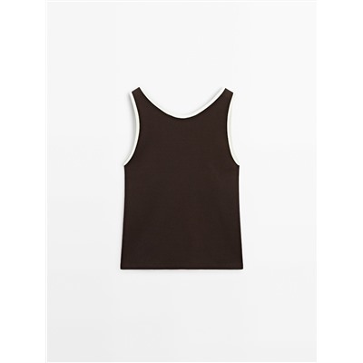 Camiseta canalé contraste cuello pico