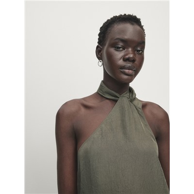 Top asimétrico cuello halter