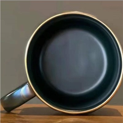 Starbuck*s, кружка с необычным принтом рыбьей чешуи в красивом изумрудном цвете. С учетом новогодних каникул в Китае, подарки к 14,23 февраля, да и к 8 марта можно закупать уже сейчас)
