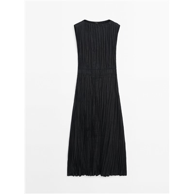 Vestido negro plisado