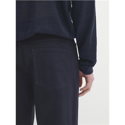 Pantalón tejanero sarga tapered fit
