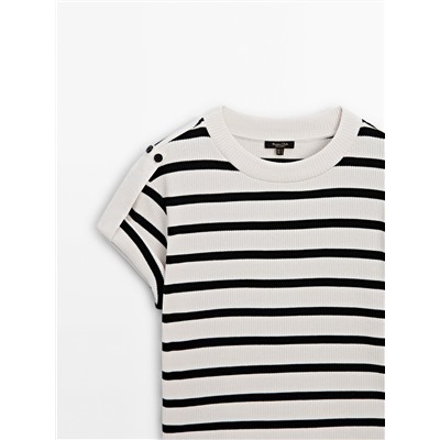 Camiseta rayas canalé detalle hombro abotonado