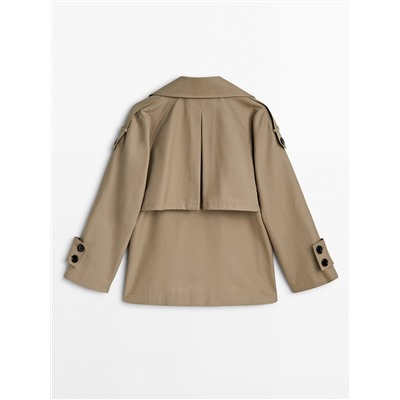 Gabardina corta detalle puño