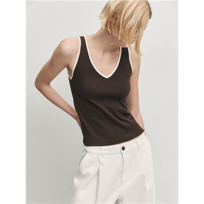 Camiseta canalé contraste cuello pico