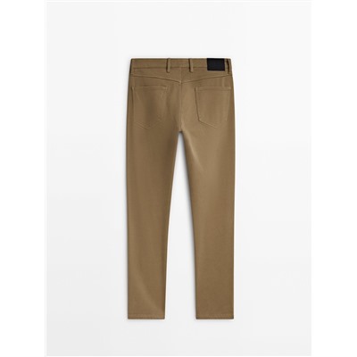 Pantalón tejanero sarga tapered fit