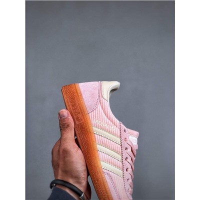 Повседневные кроссовки Adida*s originals Samba Handball Spezial retro имеют простую и изящную форму, придающую людям повседневный стиль одежды, удобны и облегченны в носке, гибки и комфортны для занятий спортом и подходят для повседневной носки.