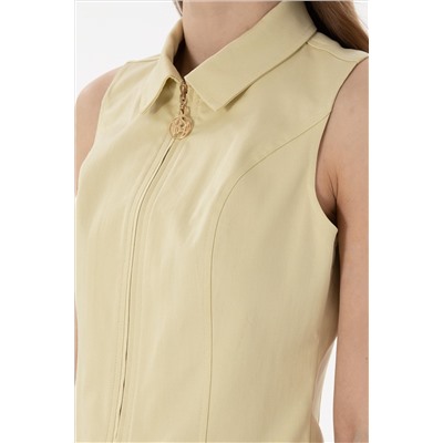 Женщина Open Khaki с коротки