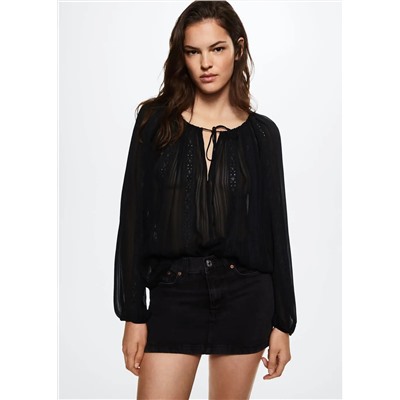 Blusa detalles bordados -  Mujer | MANGO OUTLET España