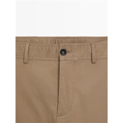 Pantalón chino tapered fit