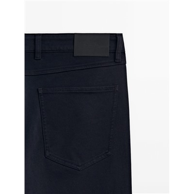 Pantalón tejanero sarga tapered fit