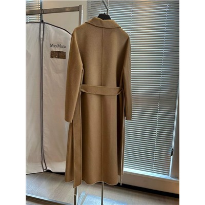 Распродажа Классическая кашемировая версия Max Mara 101801 M изготовлена ​​из верхнего кашемира Lrio Piano Top 90 из австралийской шерсти 10 из кашемирового волнистого материала. Драпировка непобедима. Верхняя часть тела наполнена ощущением высокого класса. Два размера см. Бюст 102. Длина 108. Выгодная распродажа 649¥.