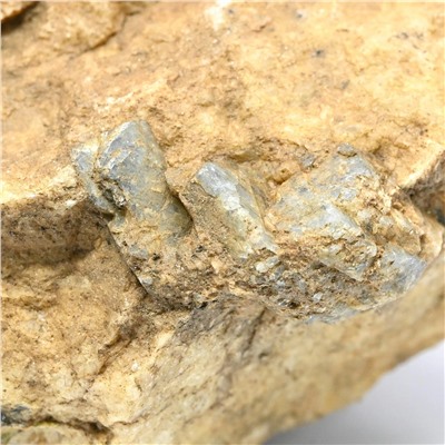 Корунд сапфир в породе 82*51*34мм, 155г
