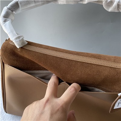 Трендовая сумка в стиле Balenciag*a rode*o