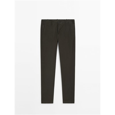 Pantalón chino microsarga tapered fit