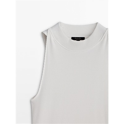 Top halter canalé detalle corte hombro